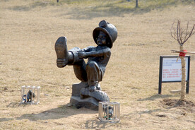 淇县淇河河岸矿工儿子雕塑