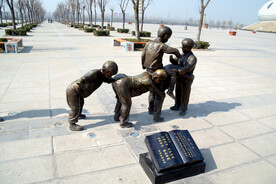 淇县广场骑毛驴雕塑