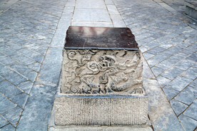 龙亭公园地面石柱墩