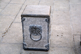 开封街道隔离墩