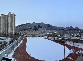 雪天校园上的天空