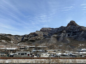 磁家务民居后山