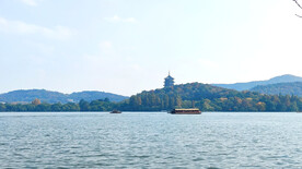 杭州西湖上远看雷峰塔