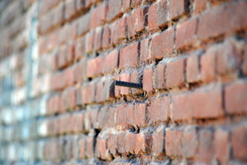 红砖墙上的铁钉