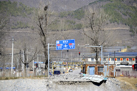 村口路牌红绿灯