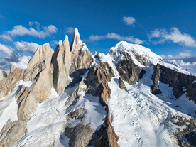 阿根廷山脉峭壁雪峰