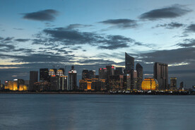 湖边摩天大楼夜景