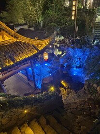 婺源篁岭花溪水街夜景图片