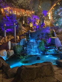 婺源篁岭花溪水街夜景图片