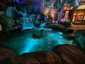 婺源篁岭花溪水街夜景图片