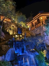 婺源篁岭花溪水街夜景图片