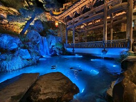 婺源篁岭花溪水街夜景图片