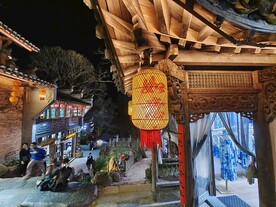 婺源篁岭花溪水街夜景图片