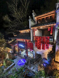 婺源篁岭花溪水街夜景图片