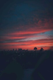 彩霞和城市剪影