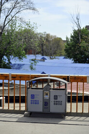 过街天桥上的垃圾桶