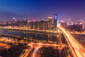 金色城市交通夜景