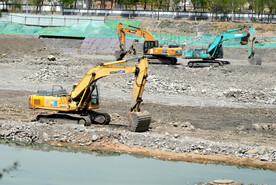 河床内施工的挖掘机