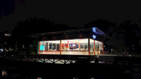 厦门白鹭洲公园全玻璃小店夜景