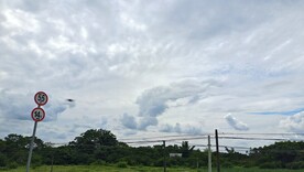 路牌与蓝天白云