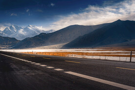 高原公路雪山