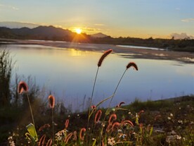 美丽湖泊夕阳风光
