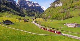 草原上行驶的小火车