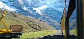 山区火车行驶视频