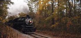 前进的蒸汽火车行驶视频