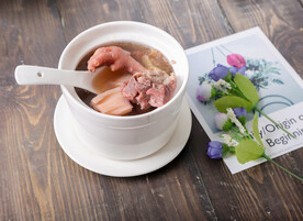 莲藕脊骨凤爪炖汤