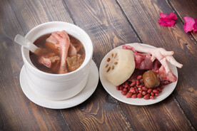 莲藕花生蜜枣煲鸡爪脊骨汤