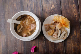  椰肉银耳炖鸡汤 