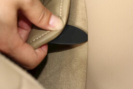 汽车压模脚垫底部卡扣展示  