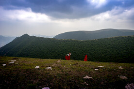 乌云下的高山草甸