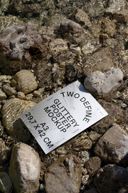 水面漂浮单页海报名片样机效果图