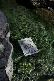 水面漂浮单页海报名片样机效果图