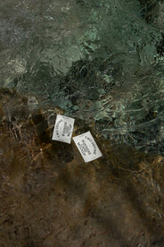 水面漂浮单页海报名片样机效果图