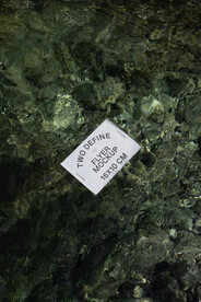 水面漂浮单页海报名片样机效果图