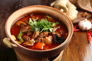 香辣鸡肉肥肠煲