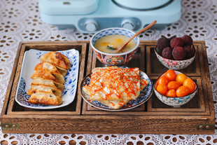 煎饺煎饼冬阴功汤水果拼盘