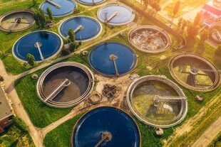 污水处理厂流经大型水槽沉淀池