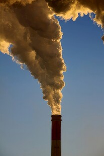 浓烟污染烟囱图片