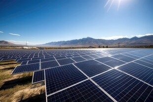 太阳能发电站硅板发电清洁能源