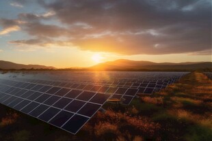 太阳能发电站硅板发电清洁能源