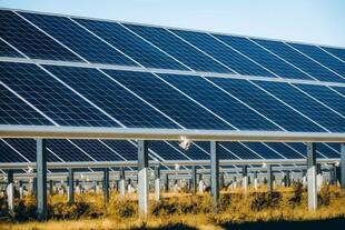 太阳能发电站硅板发电清洁能源