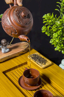茶文化紫砂壶泡茶倒茶场景