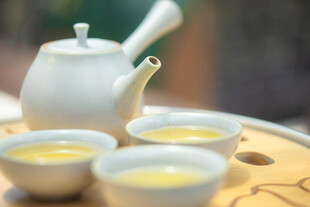 白瓷侧把壶泡茶