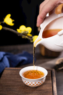 白瓷镂空茶具泡茶