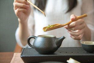 黑瓷茶具倒茶叶