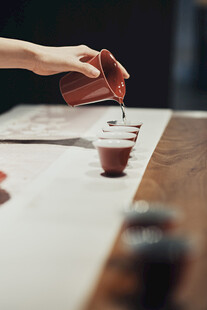 红瓷公道杯倒茶